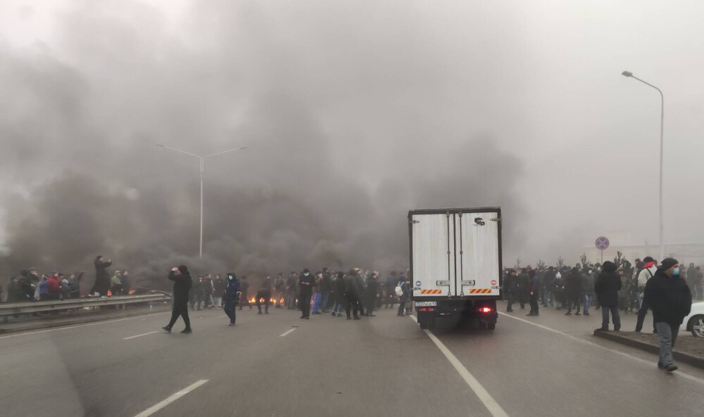Stare de urgență în Kazahstan. Protestatarii au pătruns în clădirea guvernului - Imaginea 5