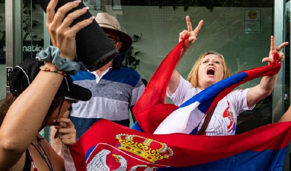FOTO. Sârbii din Australia au ieșit în stradă. Protest în fața hotelului în care este cazat Novak Djokovic - Imaginea 1