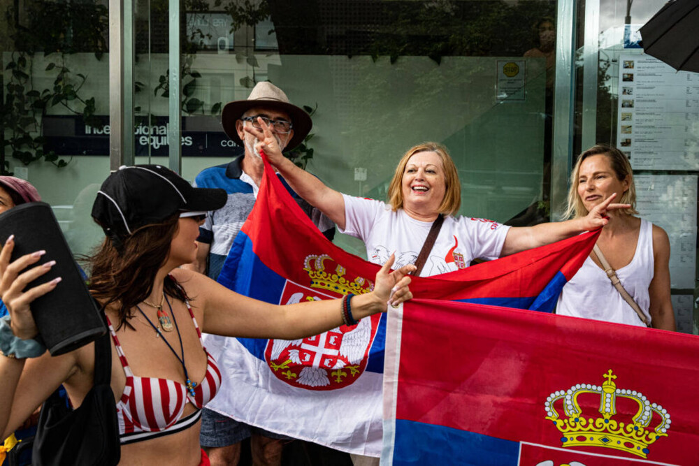 FOTO. Sârbii din Australia au ieșit în stradă. Protest în fața hotelului în care este cazat Novak Djokovic - Imaginea 2
