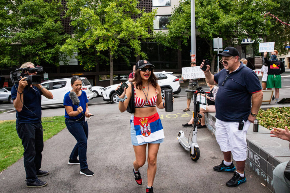 FOTO. Sârbii din Australia au ieșit în stradă. Protest în fața hotelului în care este cazat Novak Djokovic - Imaginea 3