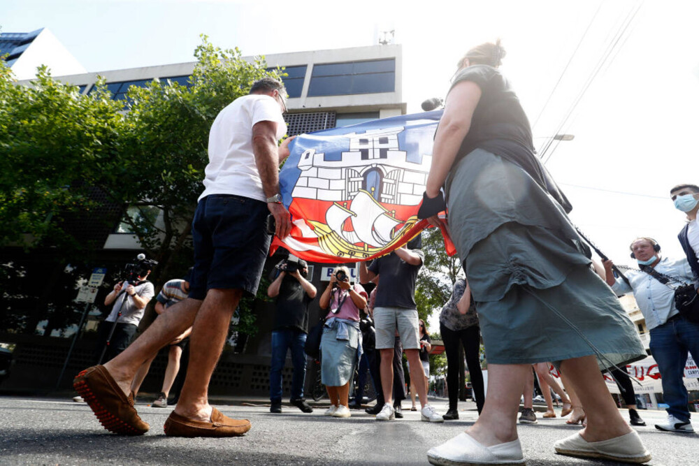 FOTO. Sârbii din Australia au ieșit în stradă. Protest în fața hotelului în care este cazat Novak Djokovic - Imaginea 5