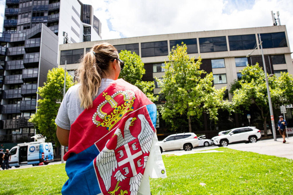 FOTO. Sârbii din Australia au ieșit în stradă. Protest în fața hotelului în care este cazat Novak Djokovic - Imaginea 6