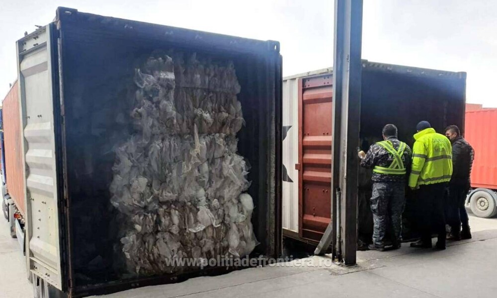 Aproape 40 de tone de deşeuri din plastic, din UK, descoperite în două containere în Portul Constanţa - Imaginea 1