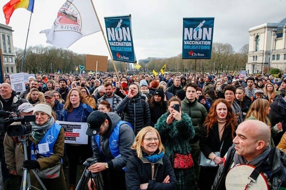 Manifestaţie la Bruxelles împotriva măsurilor sanitare, cu cel puțin 5.000 de persoane. FOTO&VIDEO - Imaginea 1