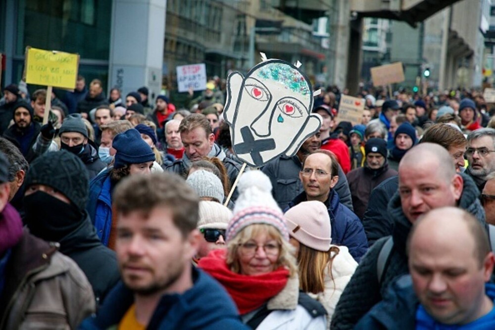 Manifestaţie la Bruxelles împotriva măsurilor sanitare, cu cel puțin 5.000 de persoane. FOTO&VIDEO - Imaginea 4