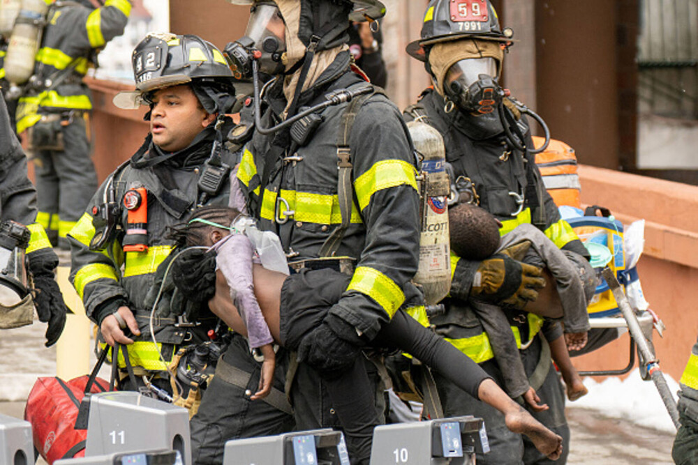 Incendiu devastator într-un bloc din New York. 19 oameni au murit, între care și 9 copii - Imaginea 1