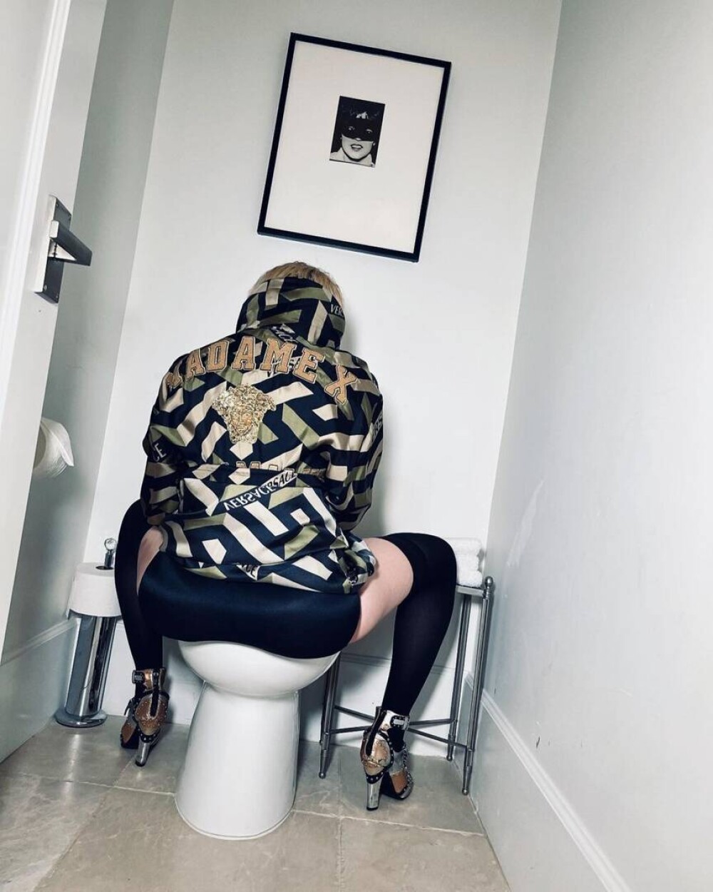 FOTO Madonna și-a desfăcut picioarele în fața camerei pentru a arăta o vânătaie. „M-a bătut viața” - Imaginea 3