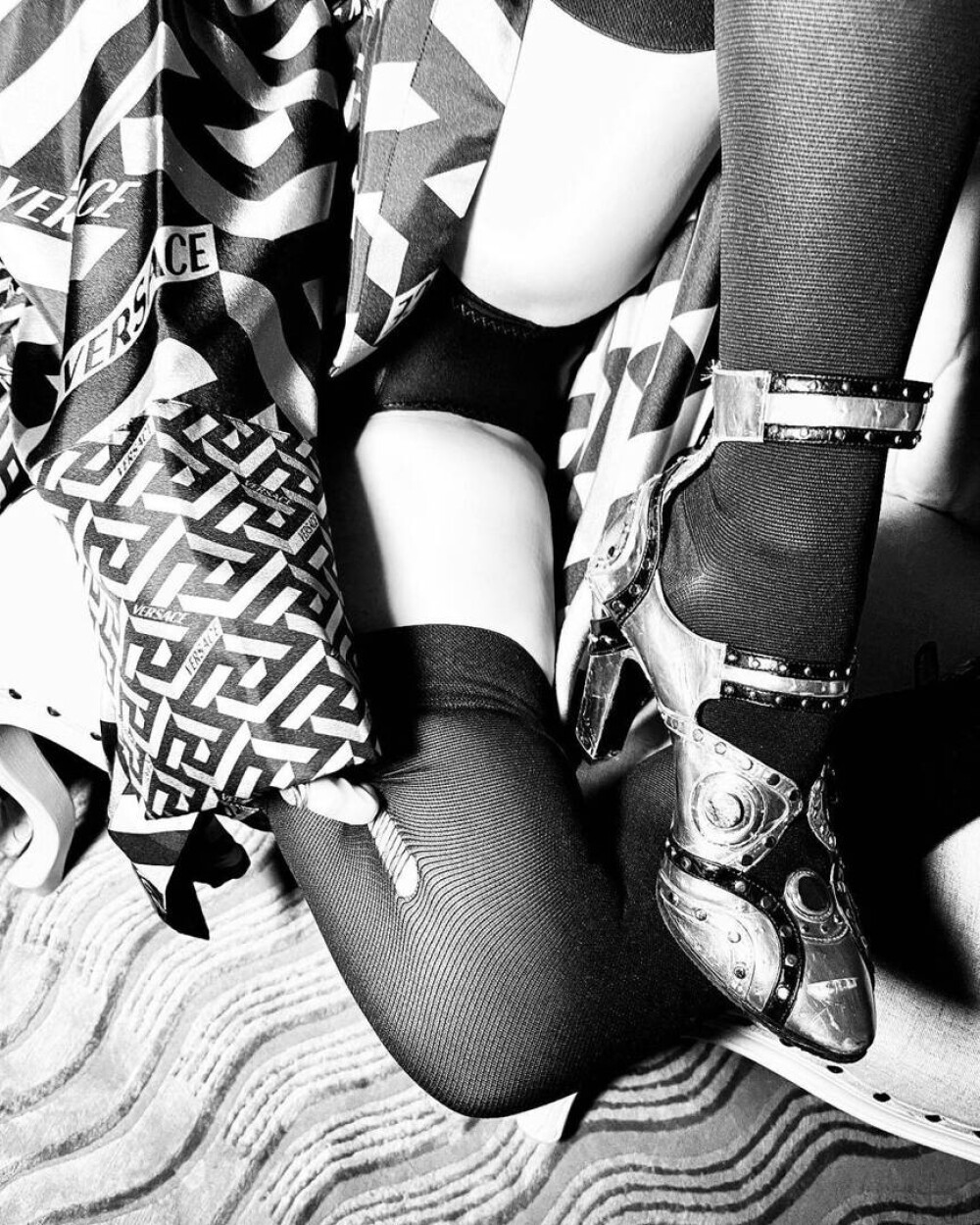 FOTO Madonna și-a desfăcut picioarele în fața camerei pentru a arăta o vânătaie. „M-a bătut viața” - Imaginea 2