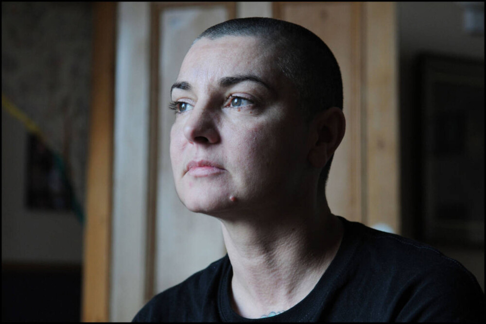 Imagini de colecție cu Sinead O'Connor. Detalii mai puțin știute despre viața artistei. 6 scandaluri care i-au marcat cariera - Imaginea 1