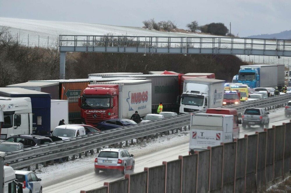 GALERIE FOTO. Carambol cu zeci de mașini și camioane pe o autostradă din Cehia - Imaginea 2