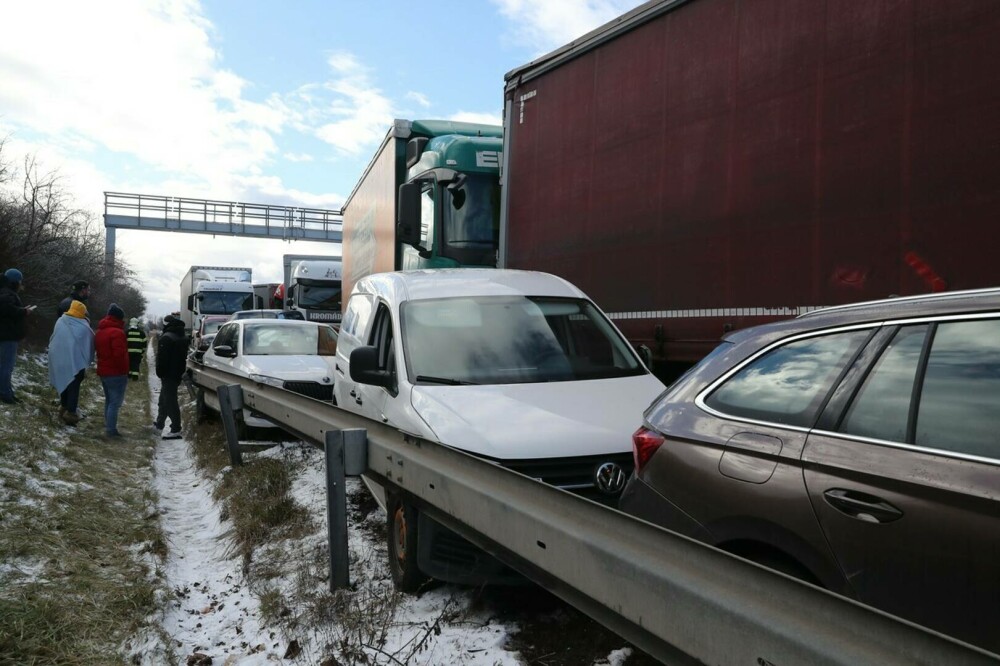 GALERIE FOTO. Carambol cu zeci de mașini și camioane pe o autostradă din Cehia - Imaginea 3