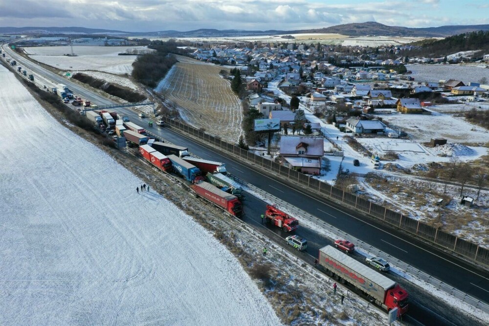 GALERIE FOTO. Carambol cu zeci de mașini și camioane pe o autostradă din Cehia - Imaginea 4