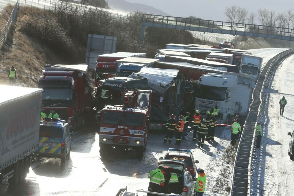 GALERIE FOTO. Carambol cu zeci de mașini și camioane pe o autostradă din Cehia - Imaginea 8