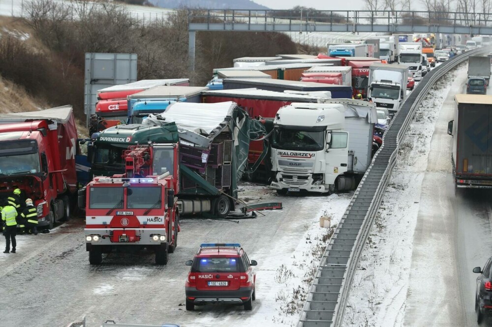 GALERIE FOTO. Carambol cu zeci de mașini și camioane pe o autostradă din Cehia - Imaginea 9
