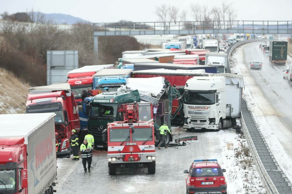 GALERIE FOTO. Carambol cu zeci de mașini și camioane pe o autostradă din Cehia - Imaginea 11