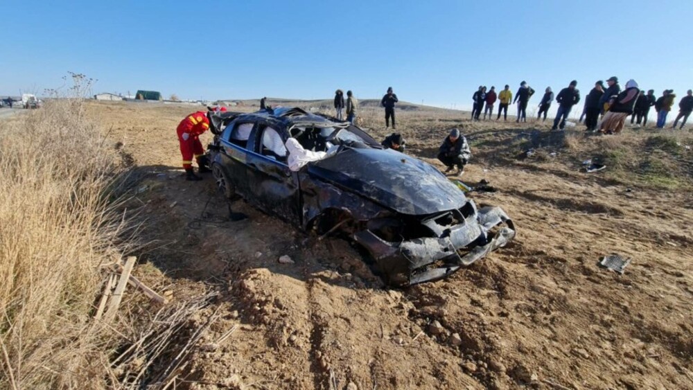 Doi morţi şi un rănit grav după ce autoturismul în care se aflau s-a răsturnat în afara carosabilului, la Constanța - Imaginea 4