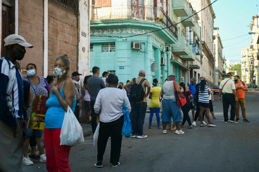 Reportaj AFP în Cuba comunistă. Oamenii stau și 8 ore la coadă, ca să cumpere mâncare - Imaginea 5