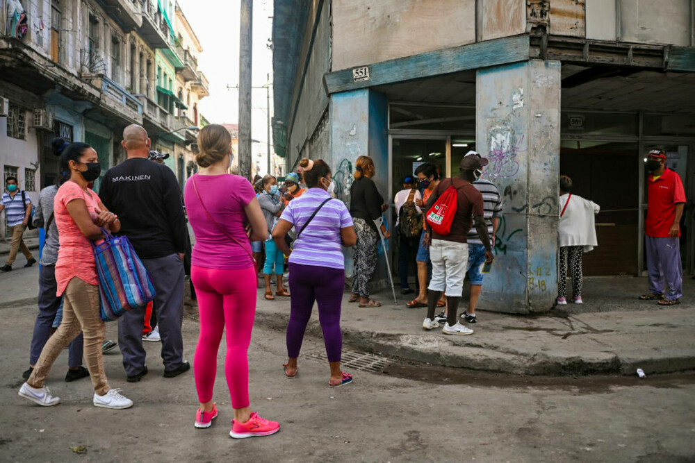 Reportaj AFP în Cuba comunistă. Oamenii stau și 8 ore la coadă, ca să cumpere mâncare - Imaginea 6
