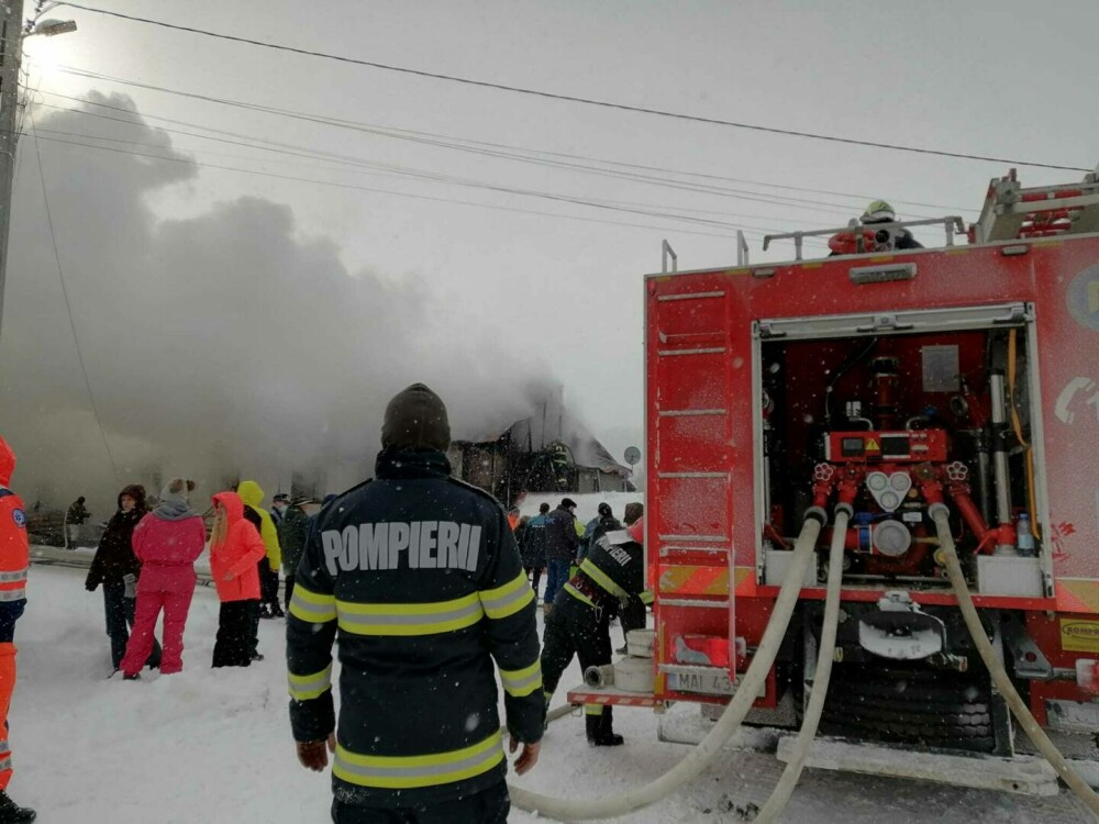FOTO Incendiu puternic în Comandău, județul Covasna. Cinci case au ars complet - Imaginea 5