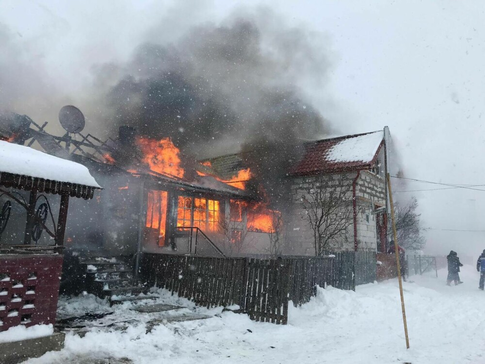 FOTO Incendiu puternic în Comandău, județul Covasna. Cinci case au ars complet - Imaginea 2