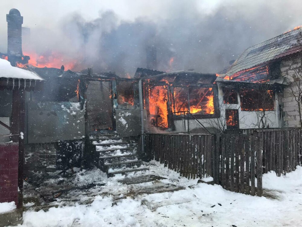 FOTO Incendiu puternic în Comandău, județul Covasna. Cinci case au ars complet - Imaginea 1