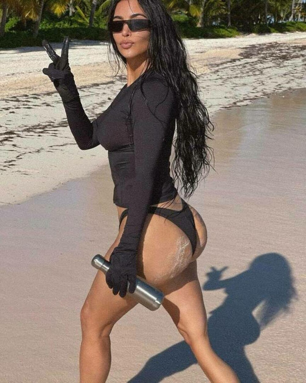 Gafă de photoshop. Poza pe care Kim Kardashian a șters-o după ce fanii au criticat-o - Imaginea 2