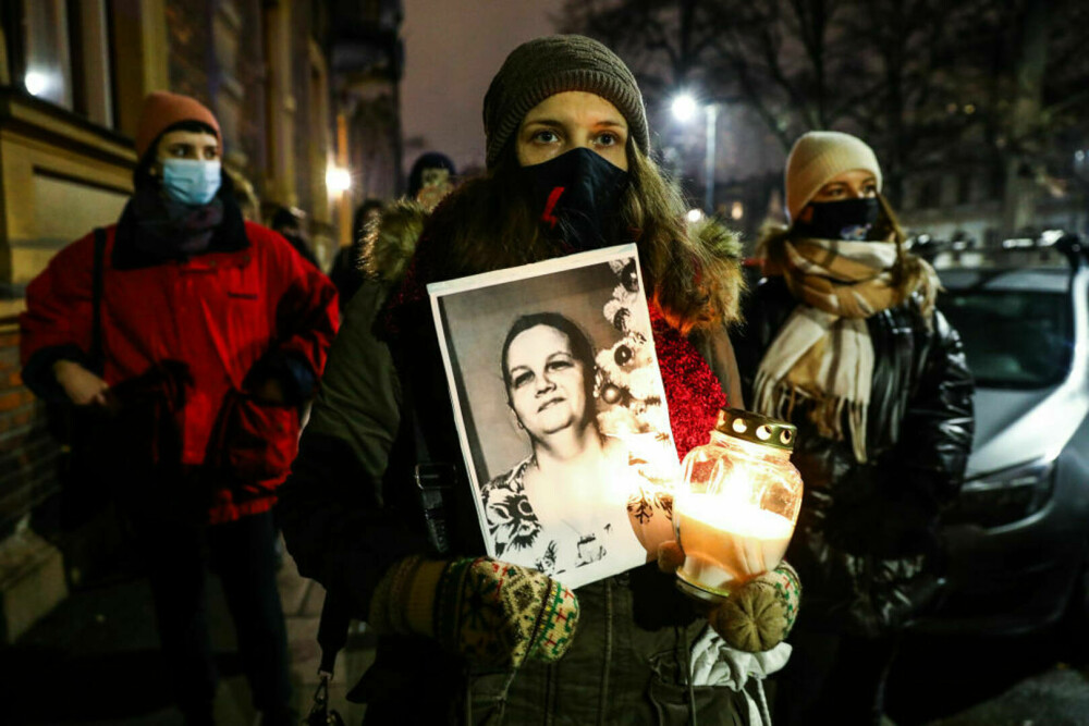 Proteste în Polonia. O femeie a murit după ce i s-a refuzat avortul, deși inima unuia dintre gemeni a încetat să bată - Imaginea 3
