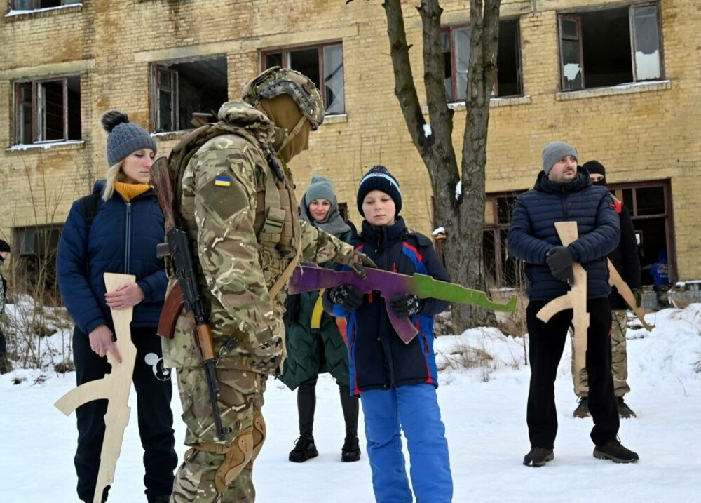 Copiii din Ucraina se pregătesc să își apere țara de invazia Rusiei. Zi de instrucție cu arme reale - Imaginea 1