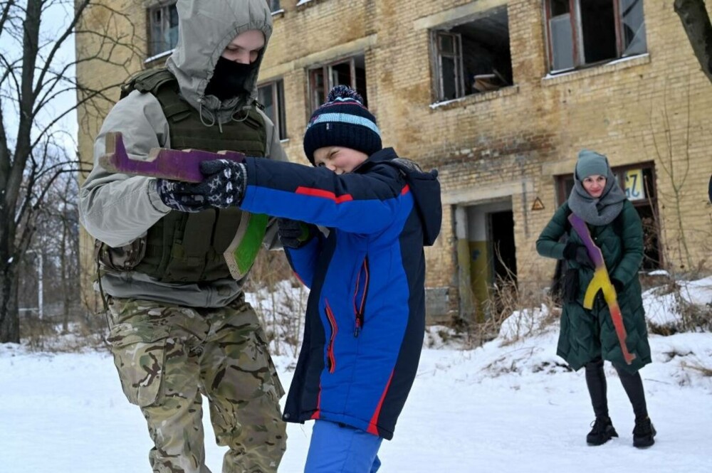 Copiii din Ucraina se pregătesc să își apere țara de invazia Rusiei. Zi de instrucție cu arme reale - Imaginea 2