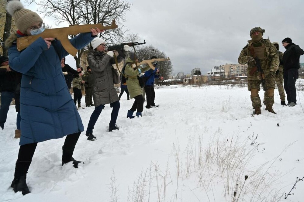 Copiii din Ucraina se pregătesc să își apere țara de invazia Rusiei. Zi de instrucție cu arme reale - Imaginea 3