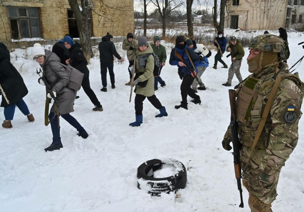 Copiii din Ucraina se pregătesc să își apere țara de invazia Rusiei. Zi de instrucție cu arme reale - Imaginea 4