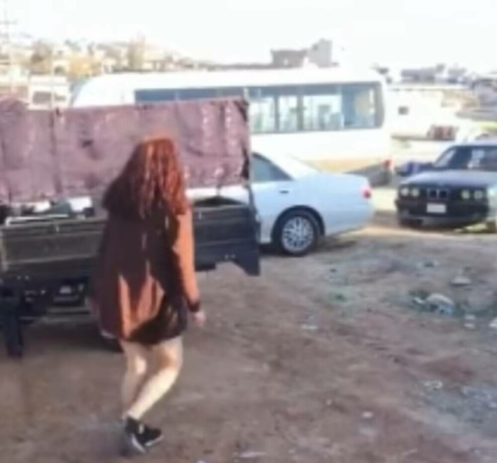 Momentul terifiant în care o adolescentă din Irak este atacată de sute de bărbați pentru că este îmbrăcată „indecent” | VIDEO - Imaginea 3