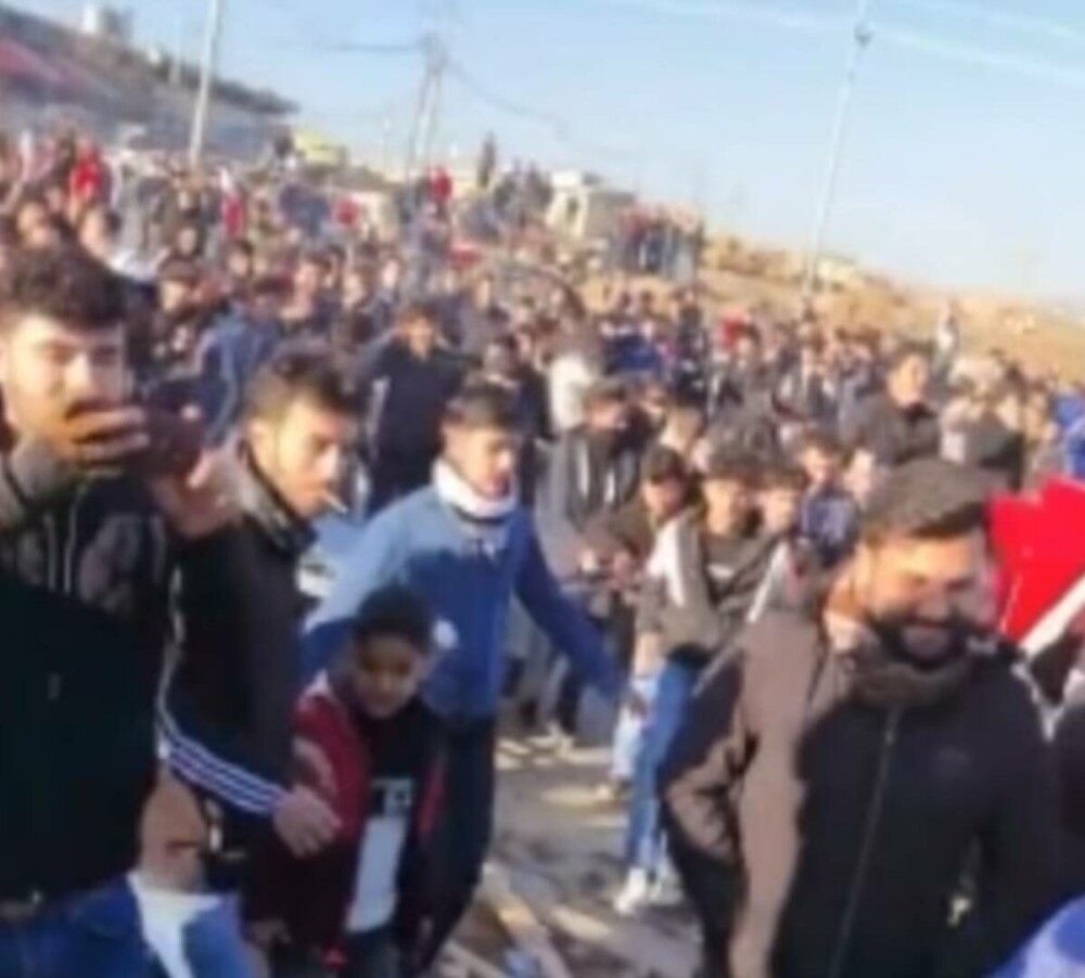 Momentul terifiant în care o adolescentă din Irak este atacată de sute de bărbați pentru că este îmbrăcată „indecent” | VIDEO - Imaginea 2