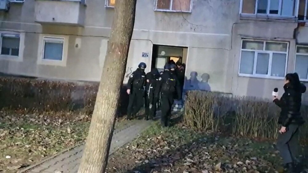 Un bărbat din Giurgiu a tras cu arma de la fereastră. A continuat și după ce a venit poliția. Ce a urmat. GALERIE FOTO - Imaginea 1