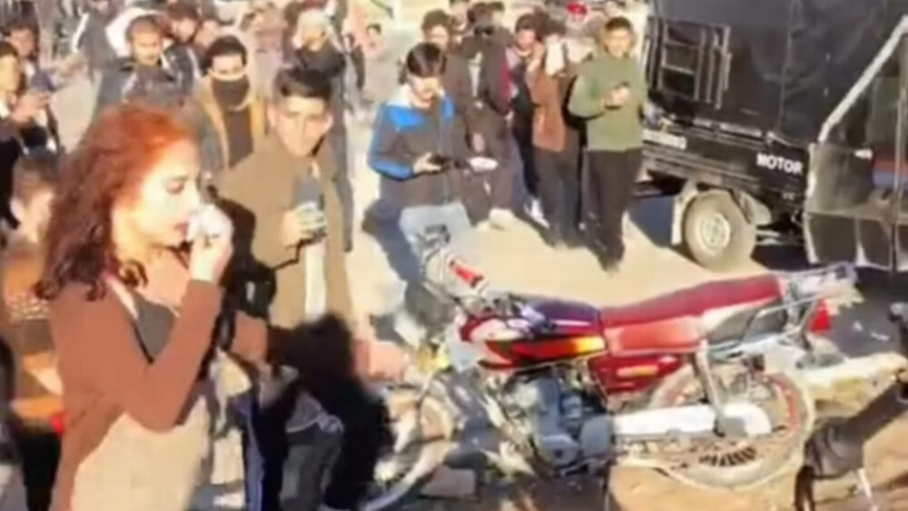 Momentul terifiant în care o adolescentă din Irak este atacată de sute de bărbați pentru că este îmbrăcată „indecent” | VIDEO - Imaginea 1