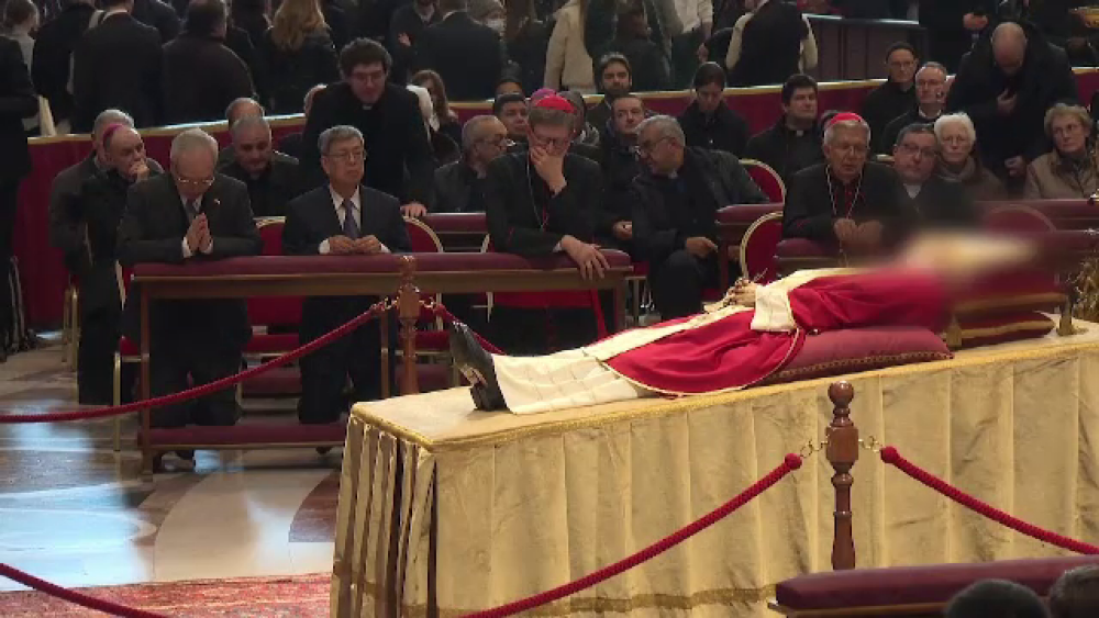 Funeraliile lui Benedict al XVI-lea. Papa Francisc a oficiat ceremonia, marcând un moment istoric | FOTO&VIDEO - Imaginea 1