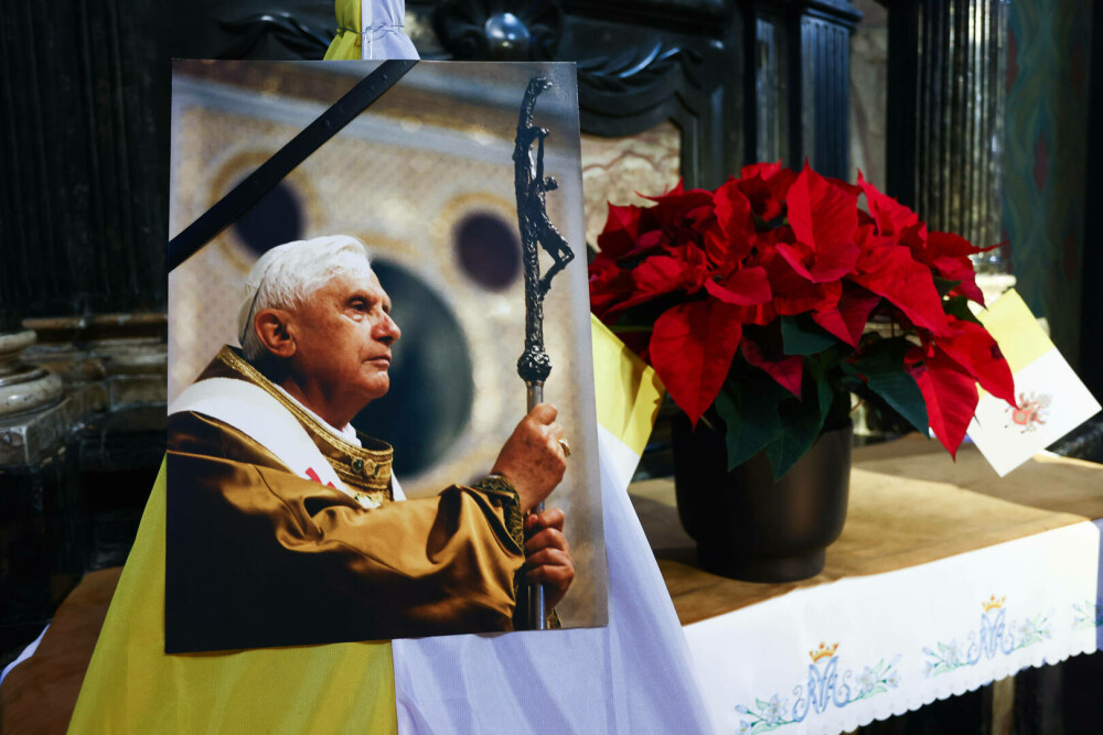 Funeraliile lui Benedict al XVI-lea. Papa Francisc a oficiat ceremonia, marcând un moment istoric | FOTO&VIDEO - Imaginea 2