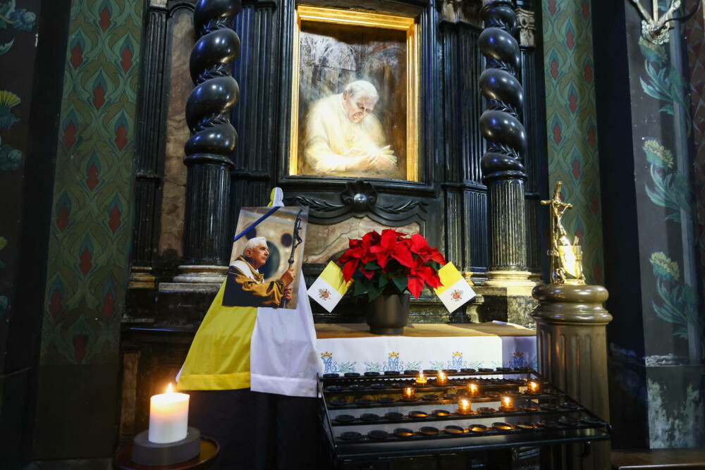 Funeraliile lui Benedict al XVI-lea. Papa Francisc a oficiat ceremonia, marcând un moment istoric | FOTO&VIDEO - Imaginea 3