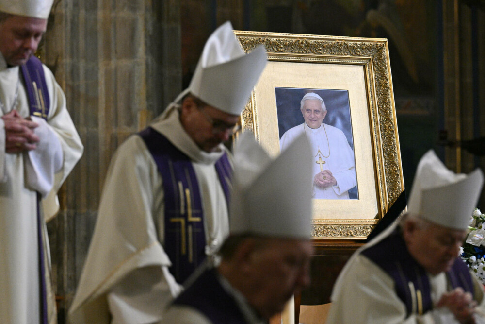 Funeraliile lui Benedict al XVI-lea. Papa Francisc a oficiat ceremonia, marcând un moment istoric | FOTO&VIDEO - Imaginea 4
