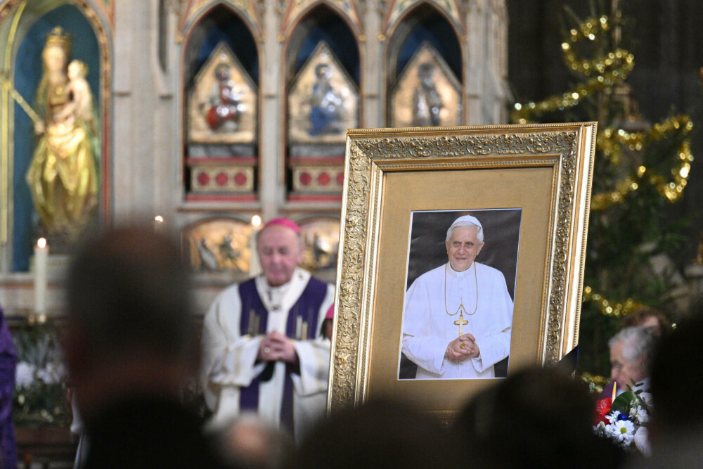Funeraliile lui Benedict al XVI-lea. Papa Francisc a oficiat ceremonia, marcând un moment istoric | FOTO&VIDEO - Imaginea 5