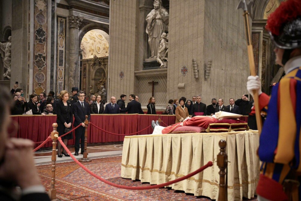 Funeraliile lui Benedict al XVI-lea. Papa Francisc a oficiat ceremonia, marcând un moment istoric | FOTO&VIDEO - Imaginea 6