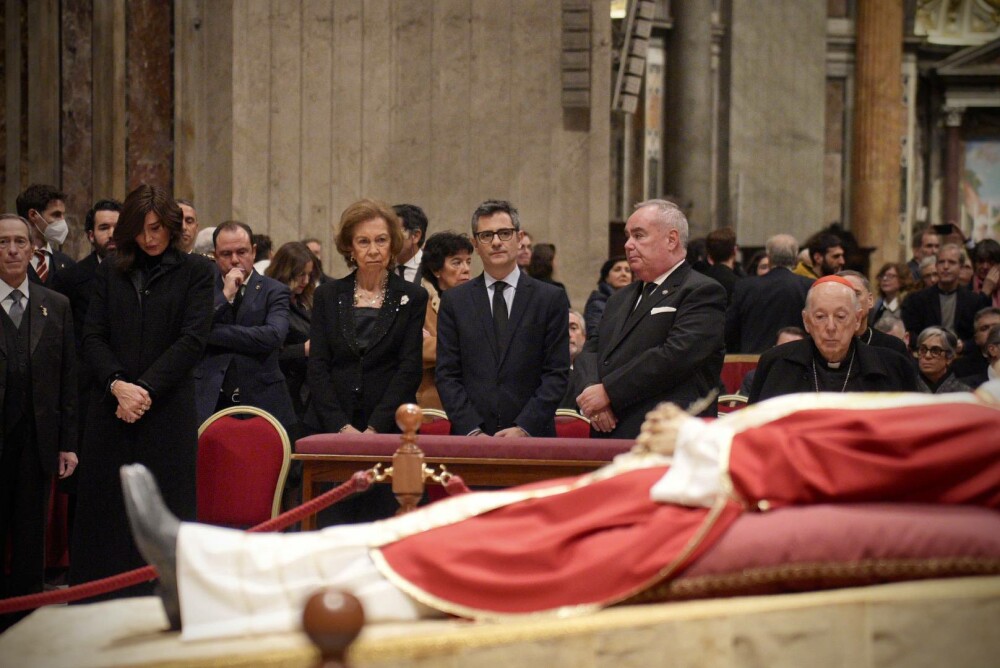 Funeraliile lui Benedict al XVI-lea. Papa Francisc a oficiat ceremonia, marcând un moment istoric | FOTO&VIDEO - Imaginea 7