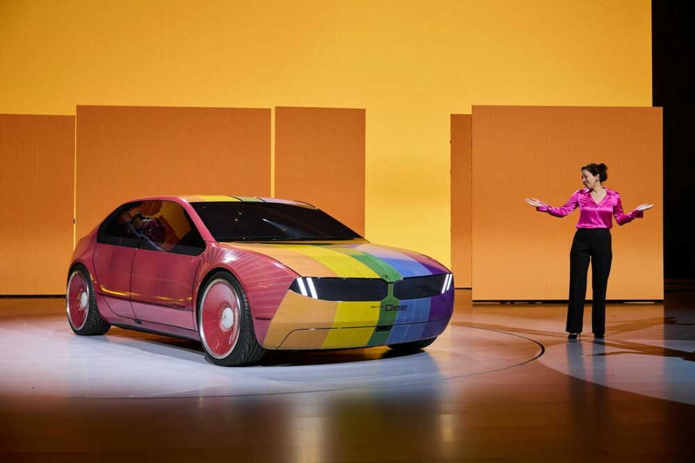 BMW a prezentat mașina care vorbește și își schimbă culoarea. Cum arată bolidul care nu are ecrane pe bord GALERIE FOTO - Imaginea 1