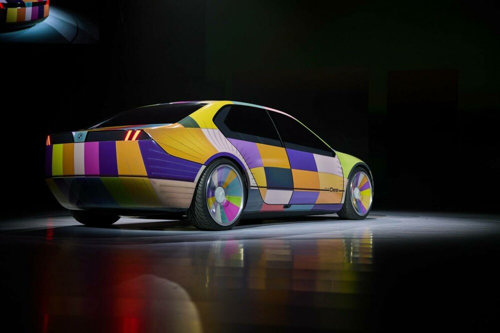 BMW a prezentat mașina care vorbește și își schimbă culoarea. Cum arată bolidul care nu are ecrane pe bord GALERIE FOTO - Imaginea 6