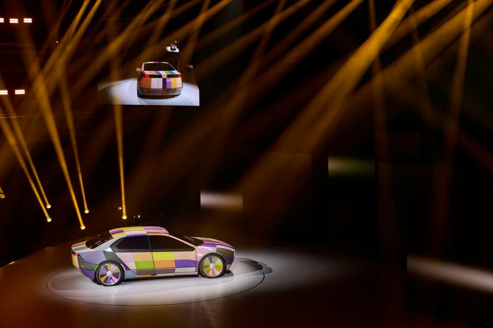 BMW a prezentat mașina care vorbește și își schimbă culoarea. Cum arată bolidul care nu are ecrane pe bord GALERIE FOTO - Imaginea 10