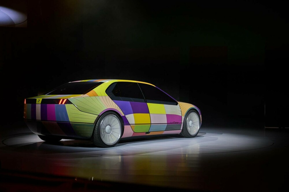 BMW a prezentat mașina care vorbește și își schimbă culoarea. Cum arată bolidul care nu are ecrane pe bord GALERIE FOTO - Imaginea 12
