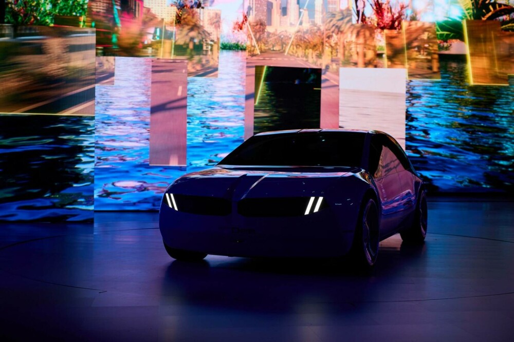 BMW a prezentat mașina care vorbește și își schimbă culoarea. Cum arată bolidul care nu are ecrane pe bord GALERIE FOTO - Imaginea 13