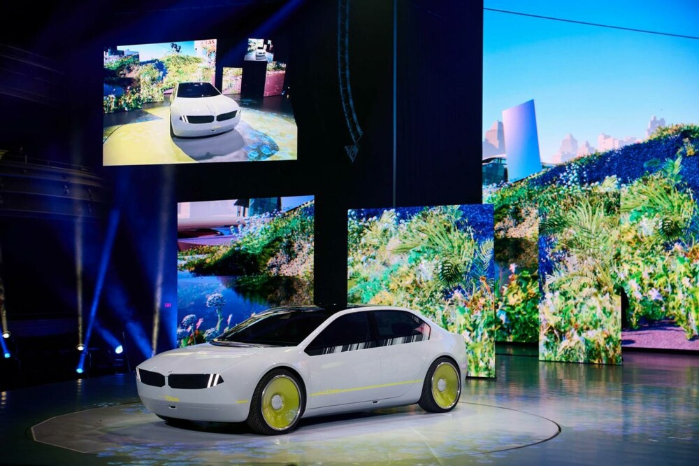 BMW a prezentat mașina care vorbește și își schimbă culoarea. Cum arată bolidul care nu are ecrane pe bord GALERIE FOTO - Imaginea 17