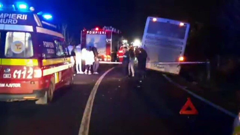 Trei morți după ce un autoturism s-a izbit de un autocar plin cu pasageri, în Bistrița - Imaginea 1