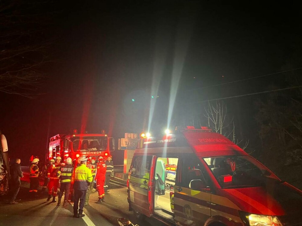 Trei morți după ce un autoturism s-a izbit de un autocar plin cu pasageri, în Bistrița - Imaginea 3